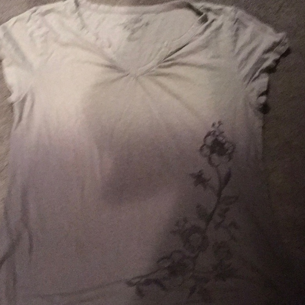L gray Sonoma tshirt w ombré pattern and a black flower design